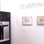 Manifesto che raffigura la prima tuta jumpsuit da lavoro ideata da thayaht, esposto in una stanza a una mostra dedicata a questo artista