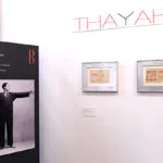 Manifesto che raffigura la prima tuta jumpsuit da lavoro ideata da thayaht, esposto in una stanza a una mostra dedicata a questo artista