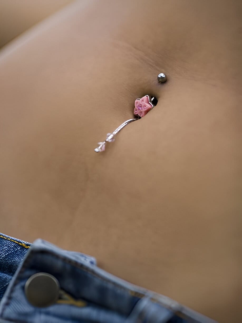 piercing all'ombelico con gioiello a forma di stella rosa e ciondoli con perline trasparenti