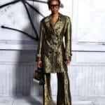 Donna con completo elegante dorato adatto per le festività natalizie composto da pantaloni palazzo e giacca a tre quarti