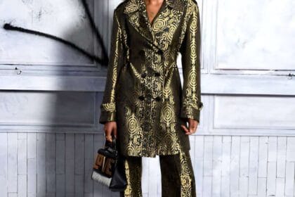 Donna con completo elegante dorato adatto per le festività natalizie composto da pantaloni palazzo e giacca a tre quarti