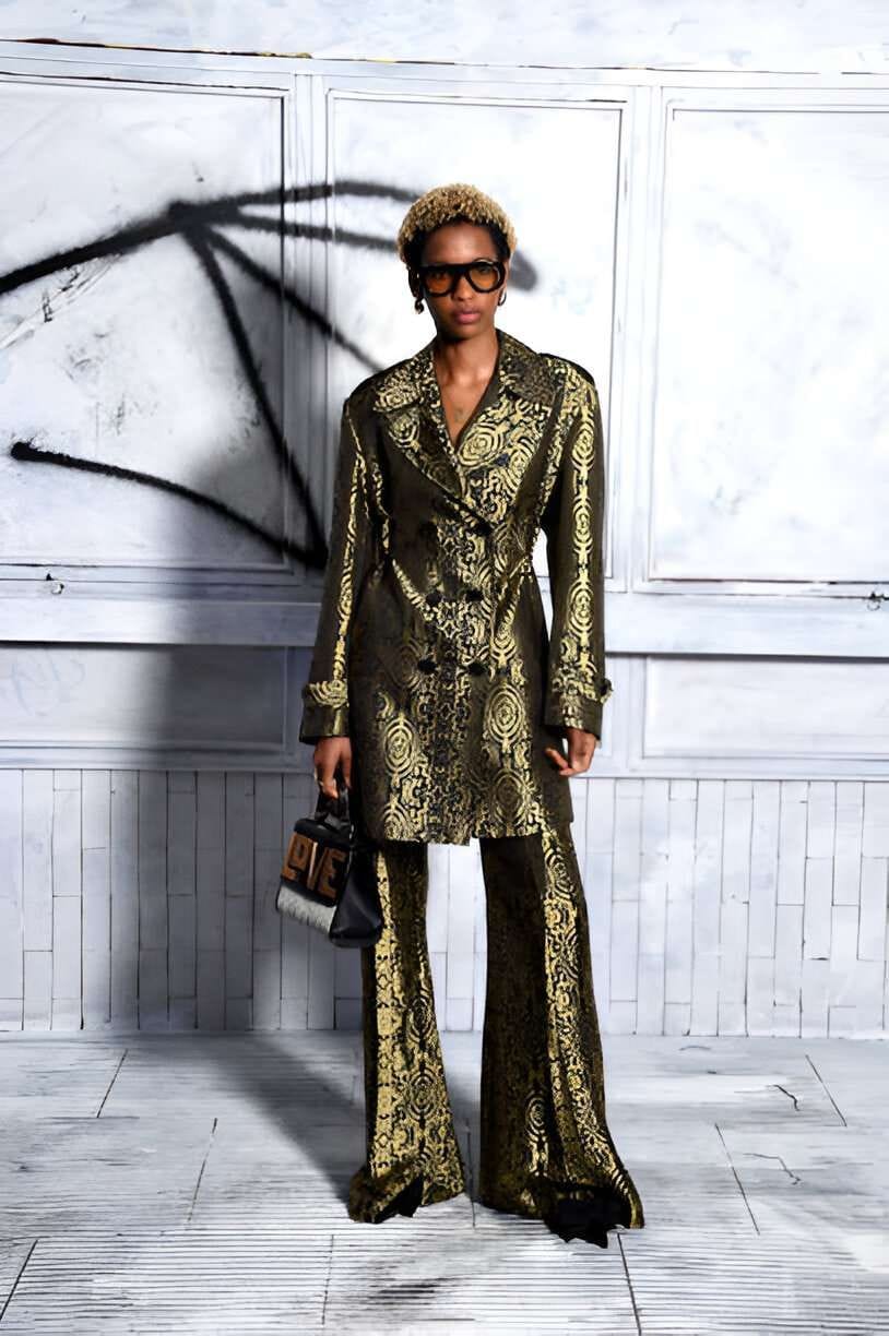 Donna con completo elegante dorato adatto per le festività natalizie composto da pantaloni palazzo e giacca a tre quarti