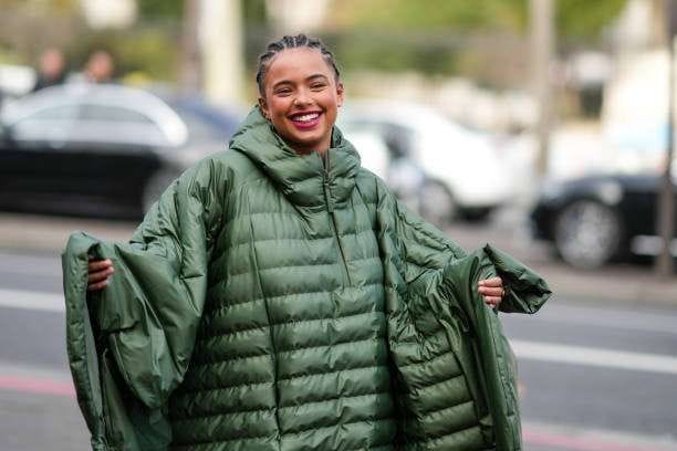 ragazza sorridente con mantella trapuntata verde