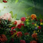 Donna rilassata ricoperta di fiori ed erbe, simbolo del benessere