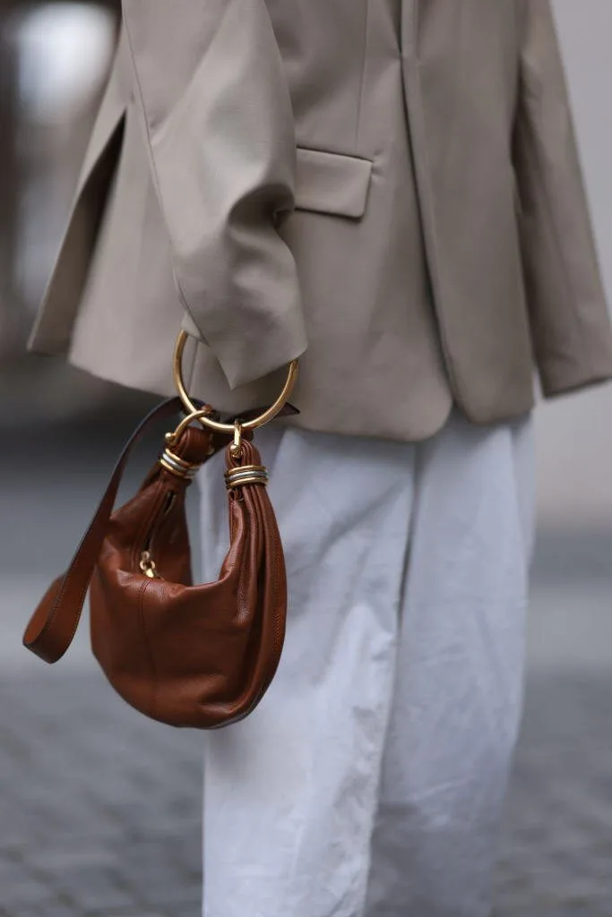 Borsa marrone con manico a cerchio in metallo