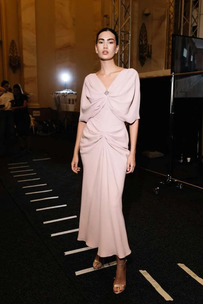 Donna indossa vestito elegante rosa cipria