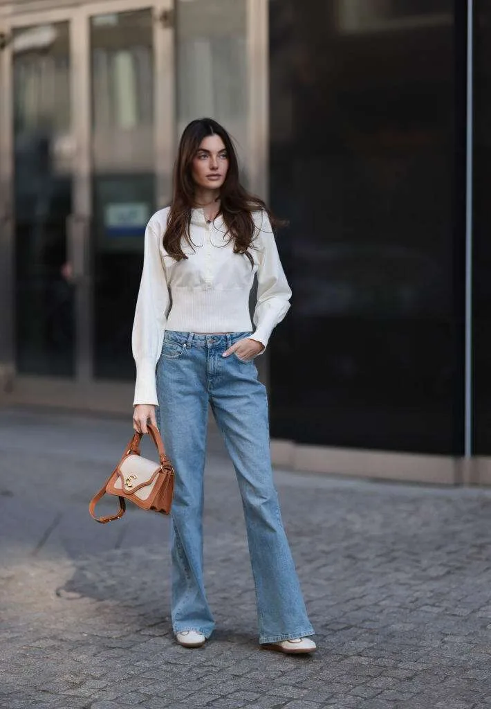 Ragazza con jeans e maglia crop bianca