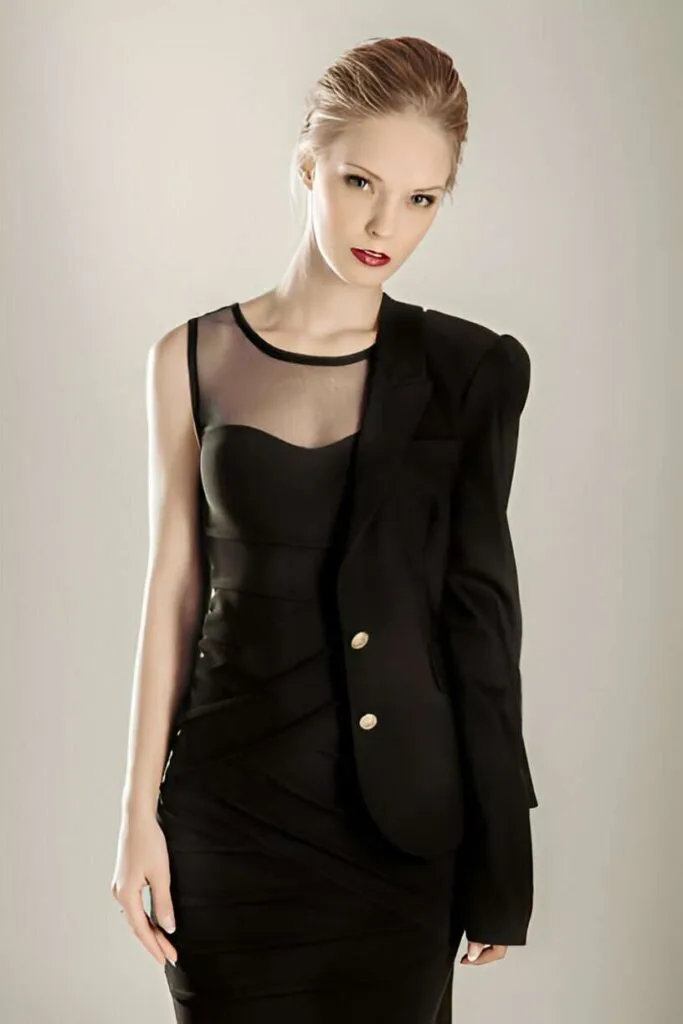 Ragazza con abito elegante e blazer nero