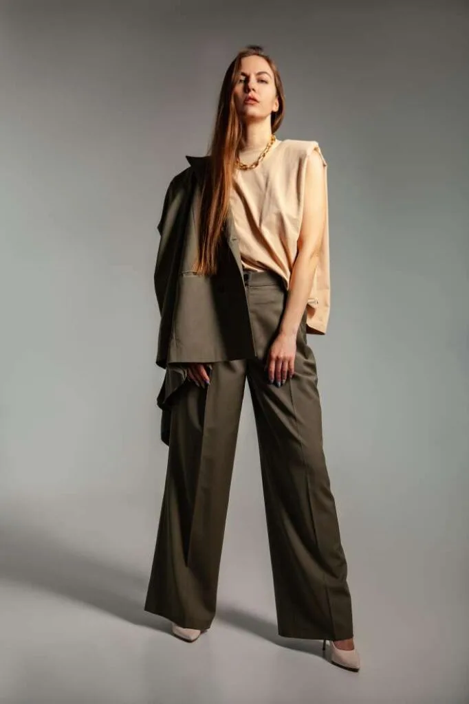Donna indossa tailleur marrone e top a giromanica beige