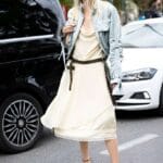 Ragazza indossa abito midi e giacca in denim, capi classici del guardaroba primaverile perfetto