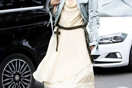 Ragazza indossa abito midi e giacca in denim, capi classici del guardaroba primaverile perfetto