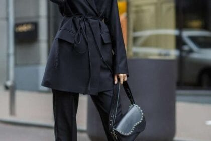 Donna in tailleur nero esprime stile e sicurezza di sé