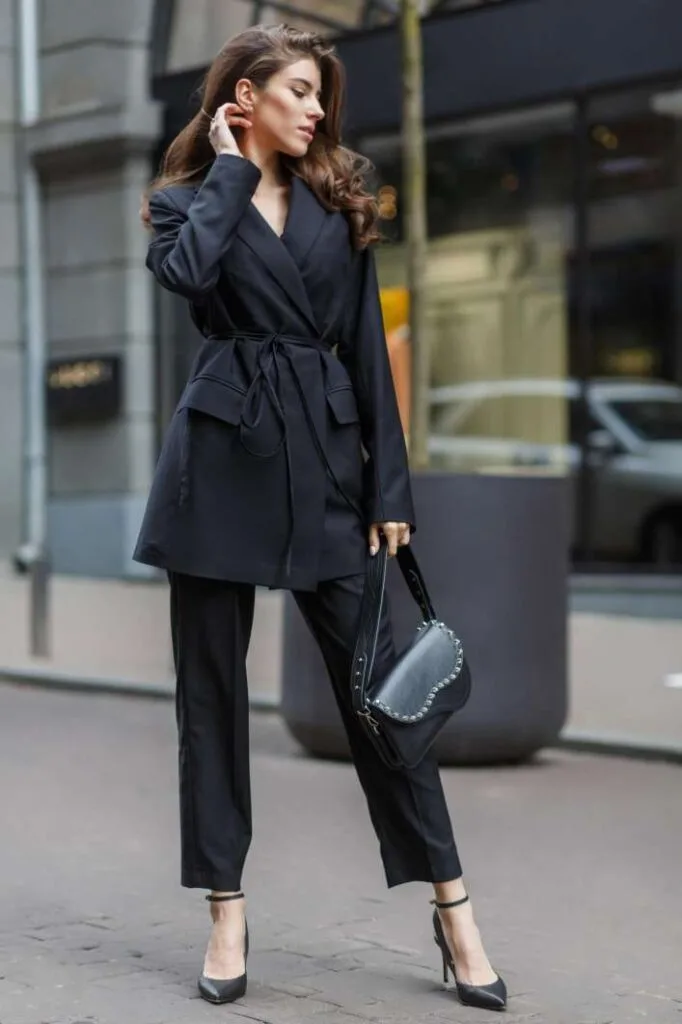 Donna indossa tailleur nero