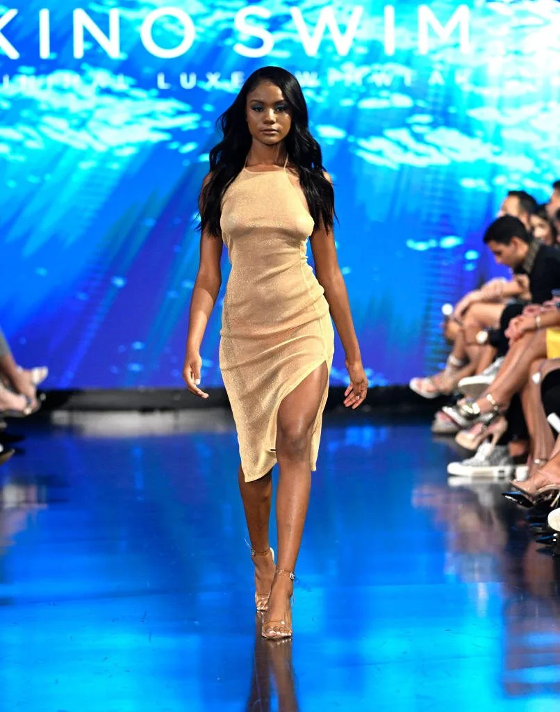 Modella sfila con abito leggero beige