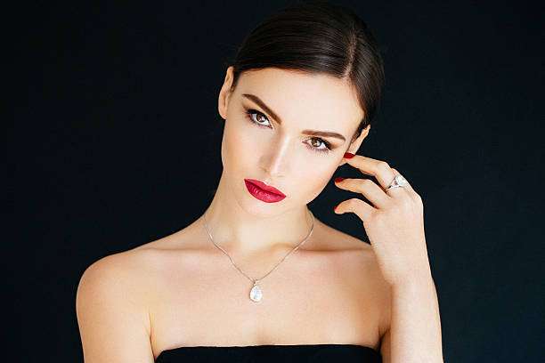 Ragazza indossa anello e collana con strass