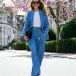 Donna vestita con stile indossa un completo azzurro composto da blazer e pantaloni