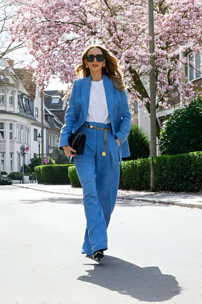 Ragazza con tailleur leggero azzurro e catena dorata in vita