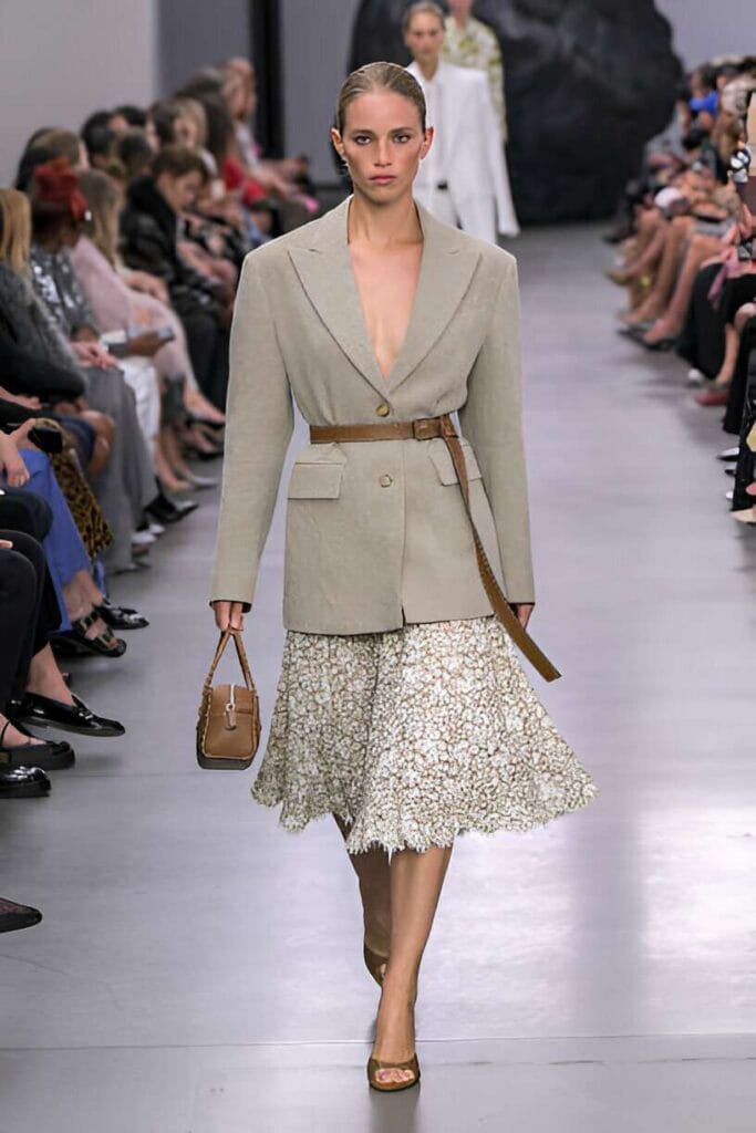 Modella sfila con un outfit elegante e raffinato