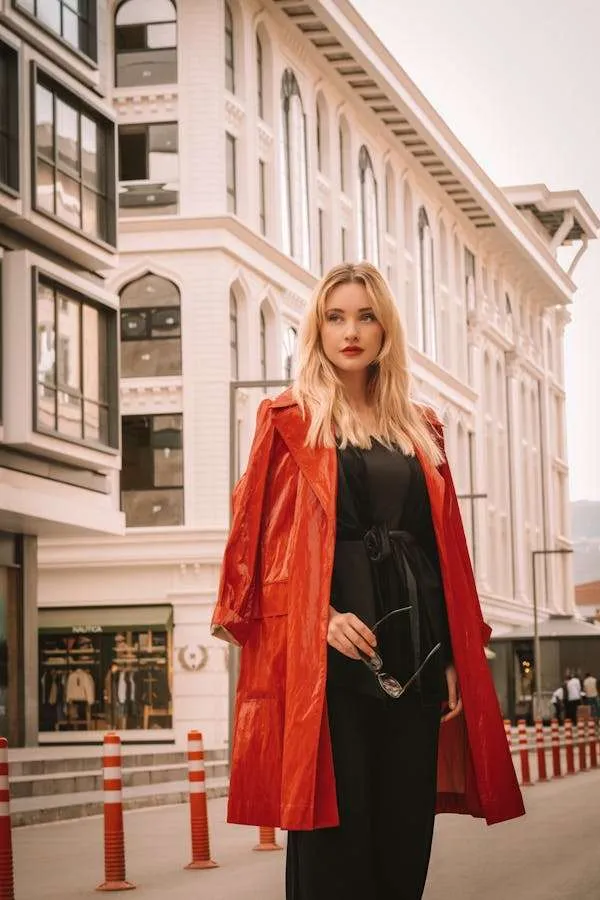Ragazza elegante con outfit low cost