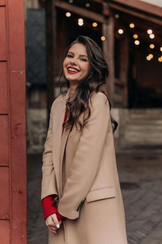 Bella ragazza sorridente con outfit low cost