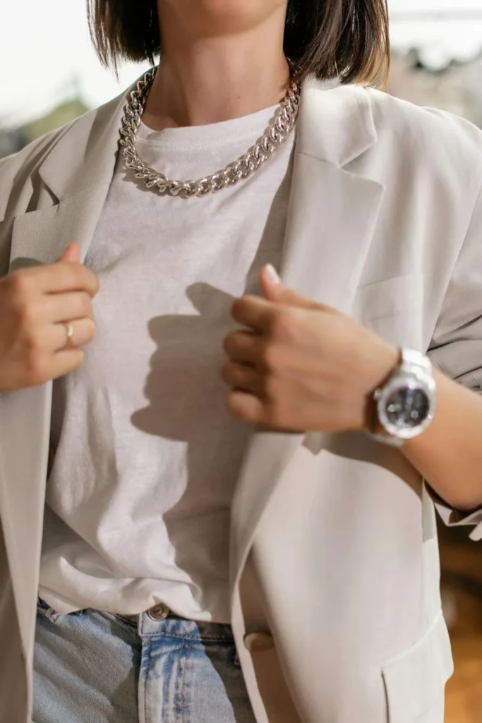 Blazer beige e maglietta per outfit senza spendere