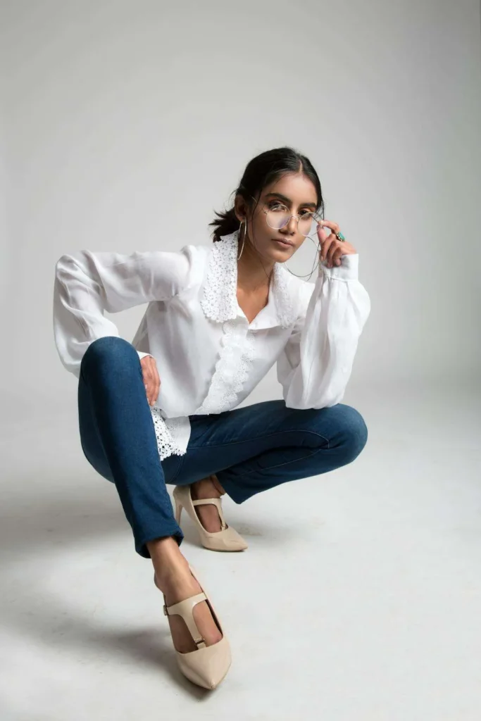 Ragazza con jeans e camicetta low cost