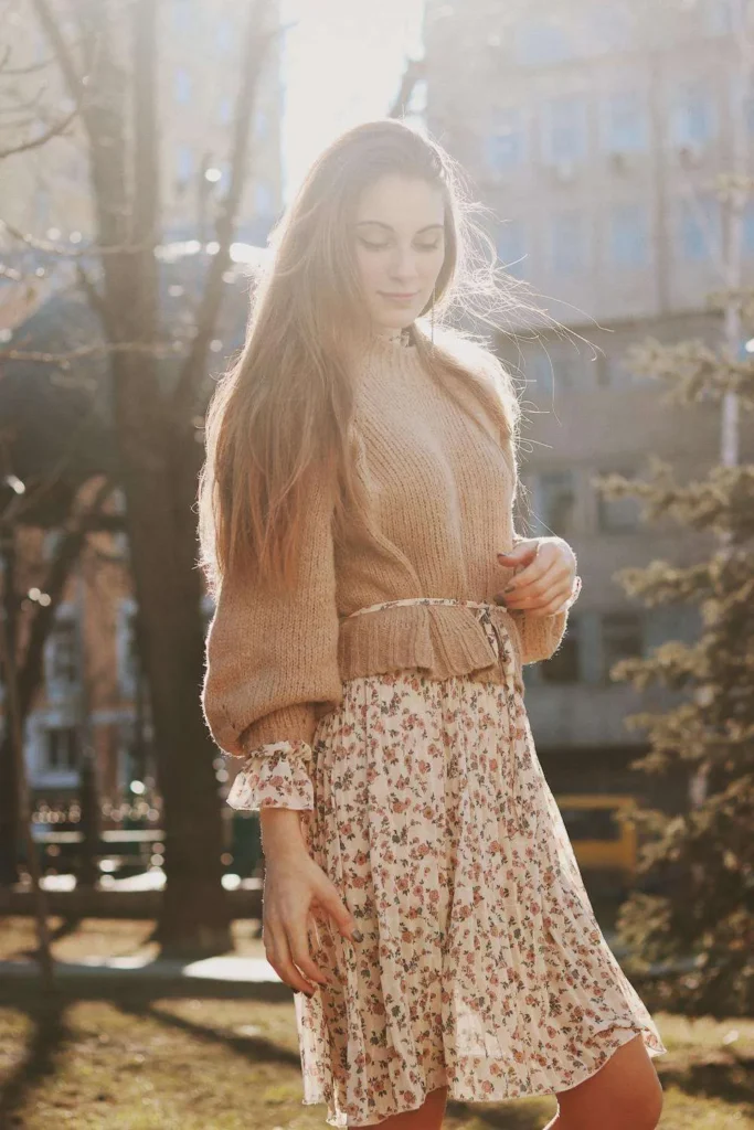 Donna con maglione e vestito leggero in outfit low cost