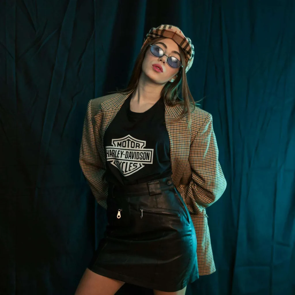 Ragazza con outfit low cost blazer beige e t-shirt nera