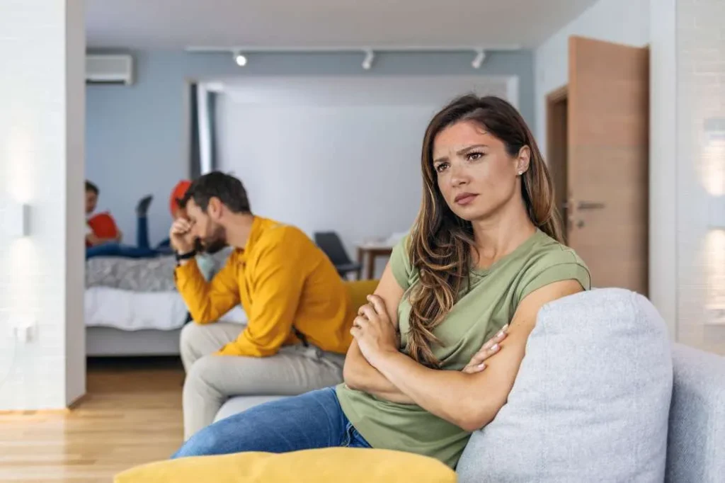 Donna sul divano è triste per colpa della suocera