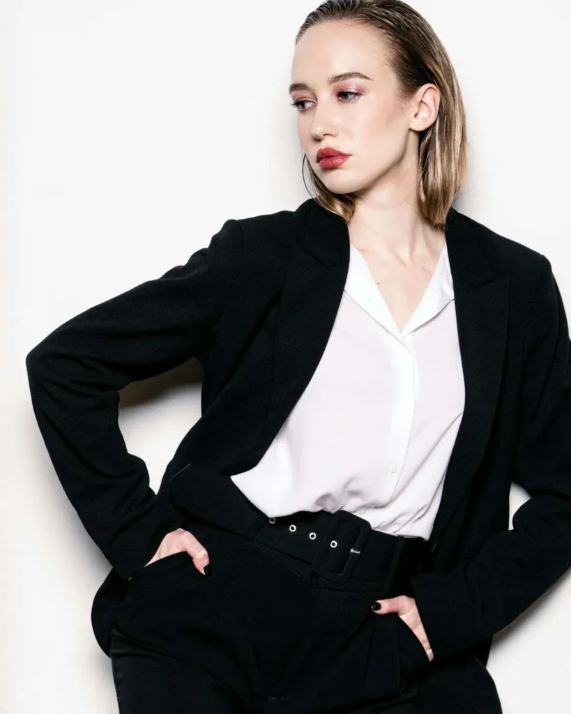 Tailleur di colore neutro nero e camicia bianca