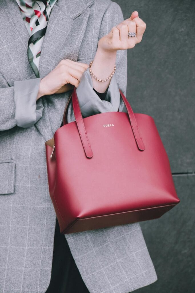 Blazer in colore neutro grigio e borsa rossa