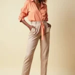 Donna con camicetta e pantaloni sartoriali nei colori adatti secondo l'armocromia