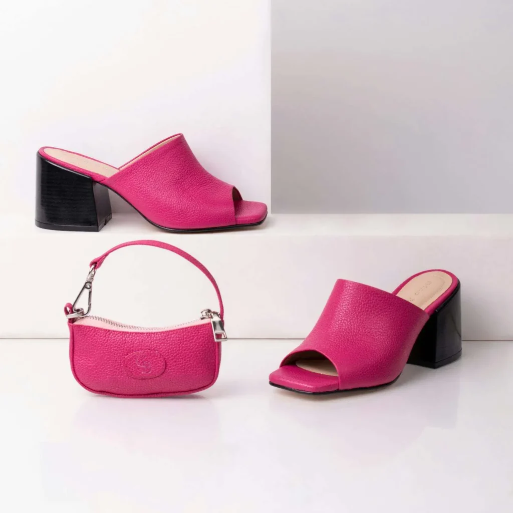 Sandali estivi e borsetta fucsia