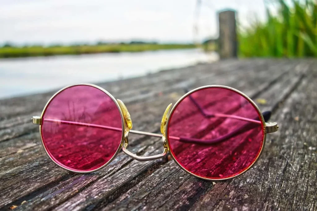 Occhiali da sole con lenti fucsia