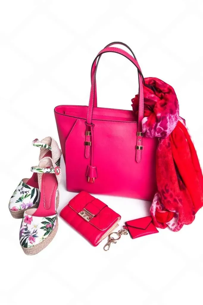 Insieme di accessori femminili nelle tonalità del fucsia