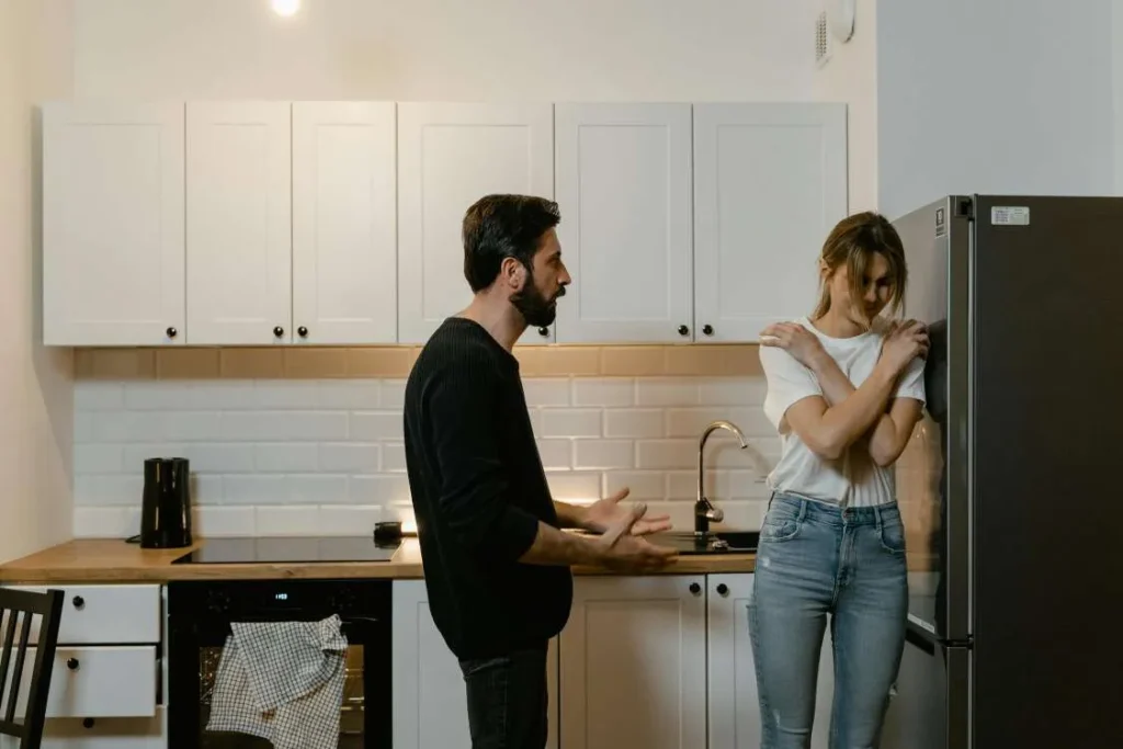 Una coppia discute animatamente in cucina