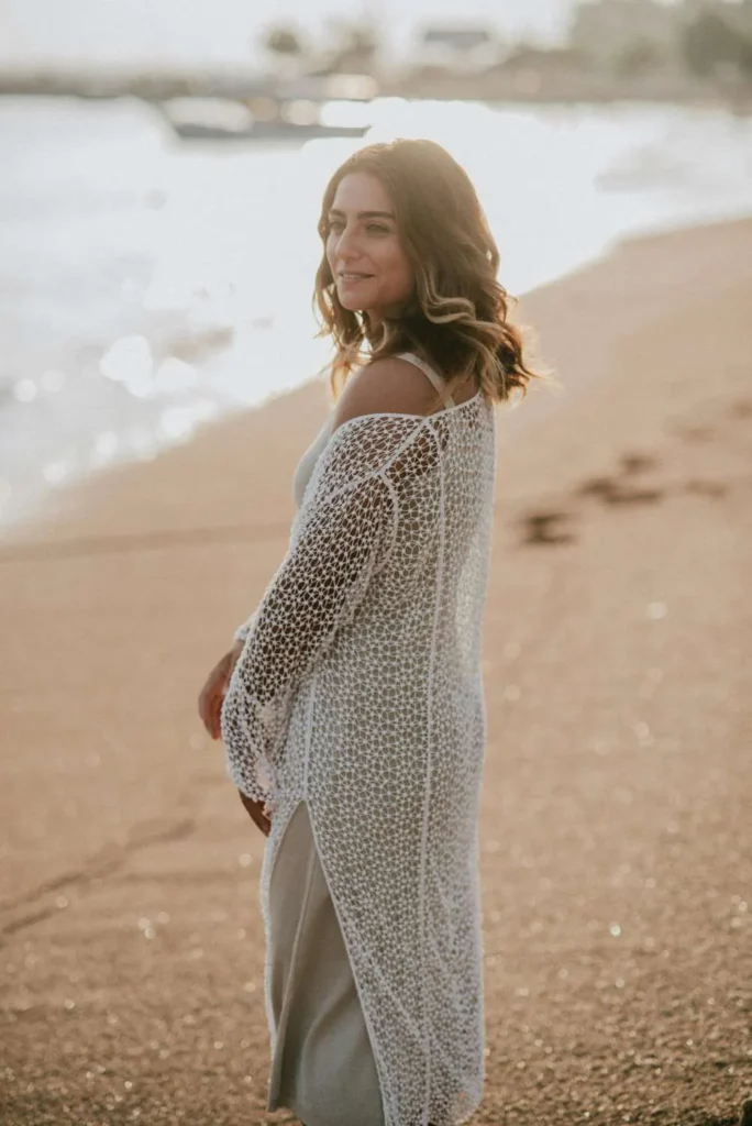 Ragazza in riva al mare indossa cardigan lungo estivo