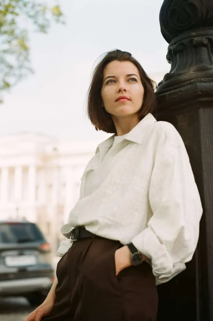 Ragazza indossa una camicia bianca, capo intramontabile