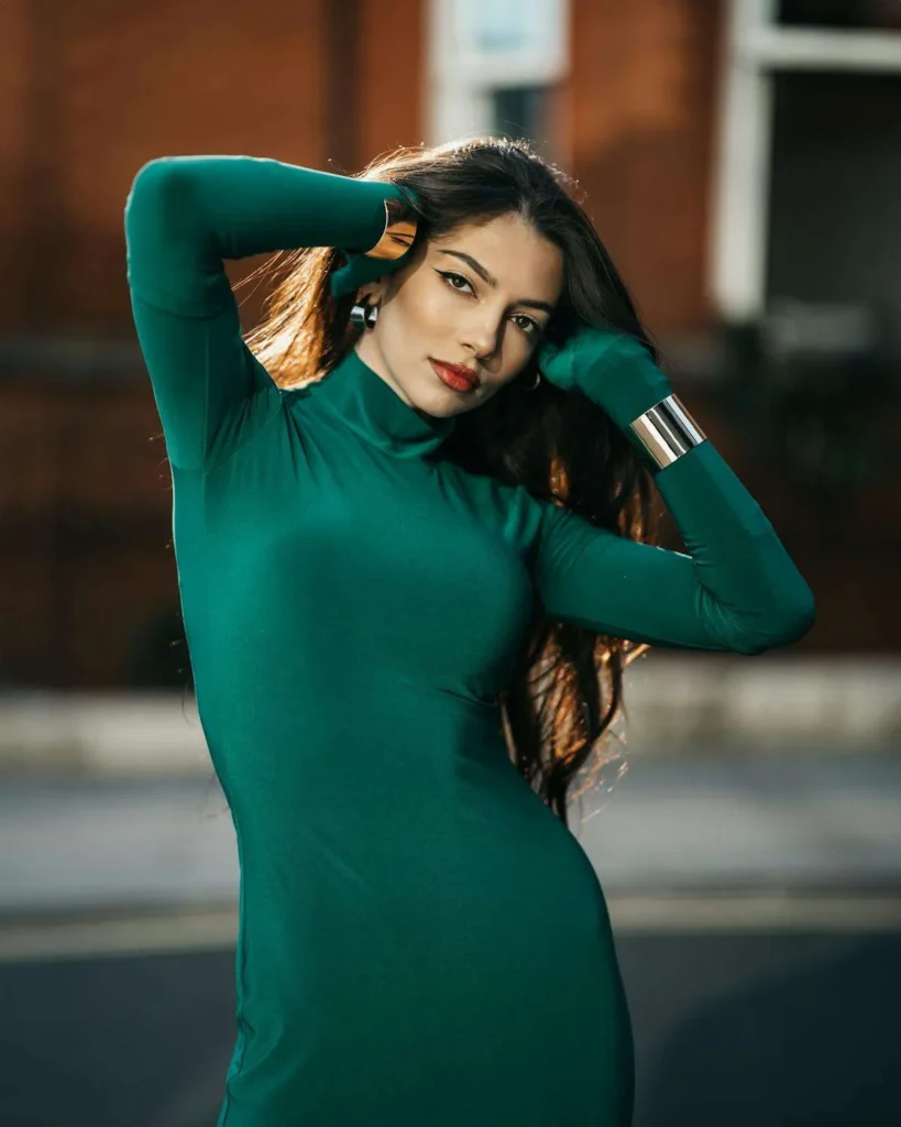 Donna con vestito aderente verde smeraldo