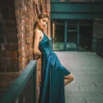 ragazza con abito lungo da cerimonia in verde petrolio