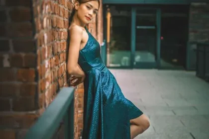 ragazza con abito lungo da cerimonia in verde petrolio