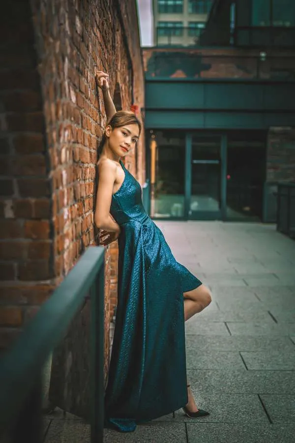 Ragazza con vestito lungo elegante verde petrolio