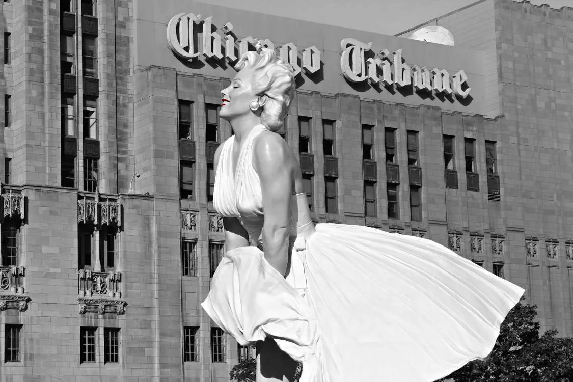 Statua di Marilyn Monroe, icona di stile, posta davanti a un edificio.