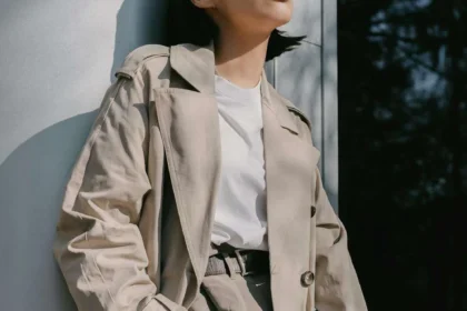 Trench e pantaloni sartoriali sono alcuni dei capi intramontabili da avere nel proprio armadio