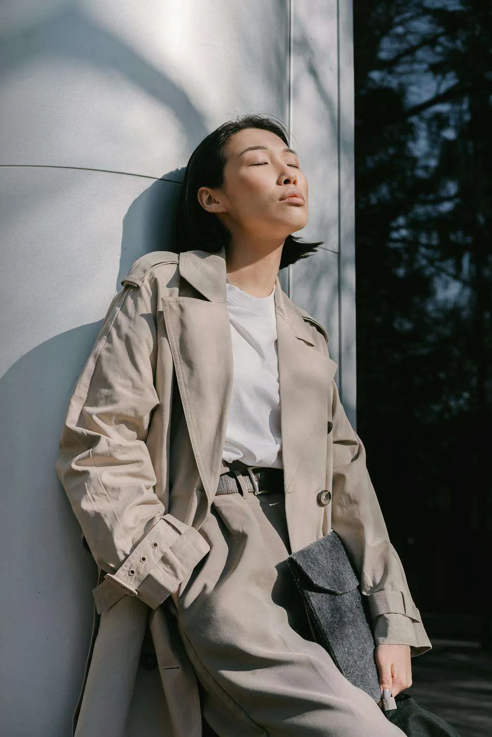 Trench e pantaloni sartoriali sono alcuni dei capi intramontabili da avere nel proprio armadio