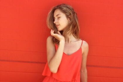 Ragazza indossa un vestito estivo rosso corallo