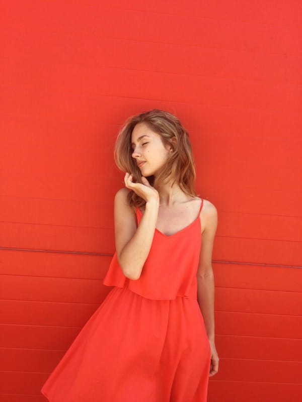 Ragazza indossa un vestito estivo rosso corallo