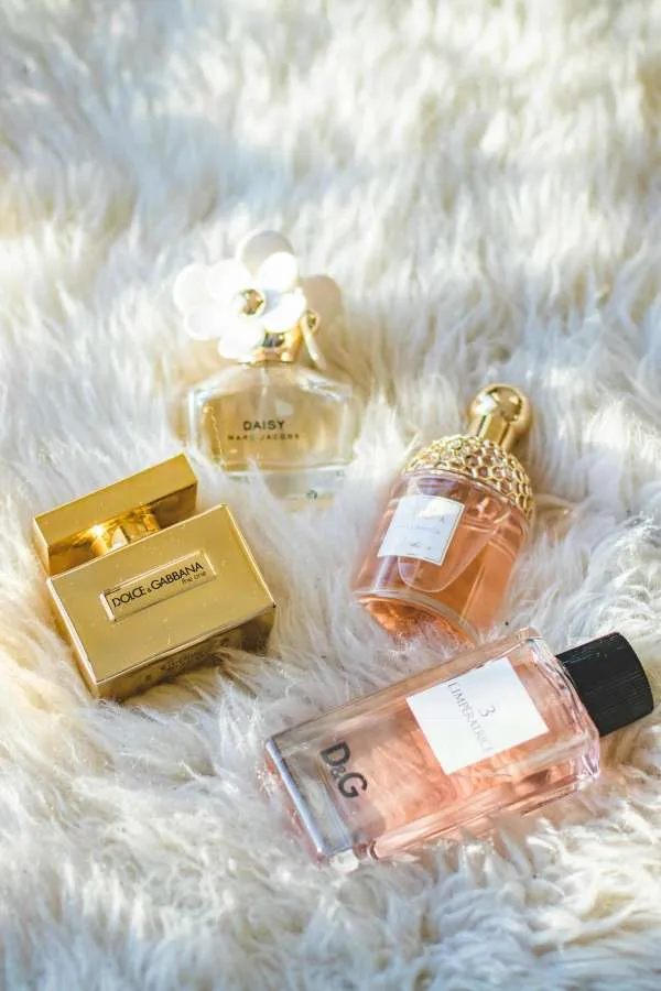 Varie boccette di profumi su un tappeto bianco