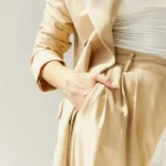 Outfit moda composto da giacca e pantaloni sartoriali beige