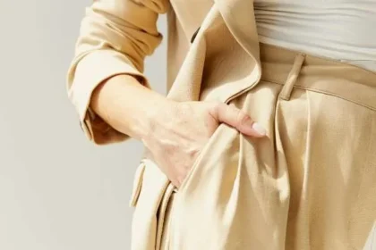 Outfit moda composto da giacca e pantaloni sartoriali beige